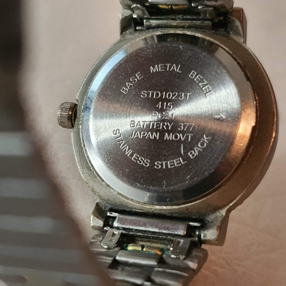 🦋10/$20🦋 Sharp Silver/Goldtone Stainless Steel Date Women's Watch - Picture 4 of 4